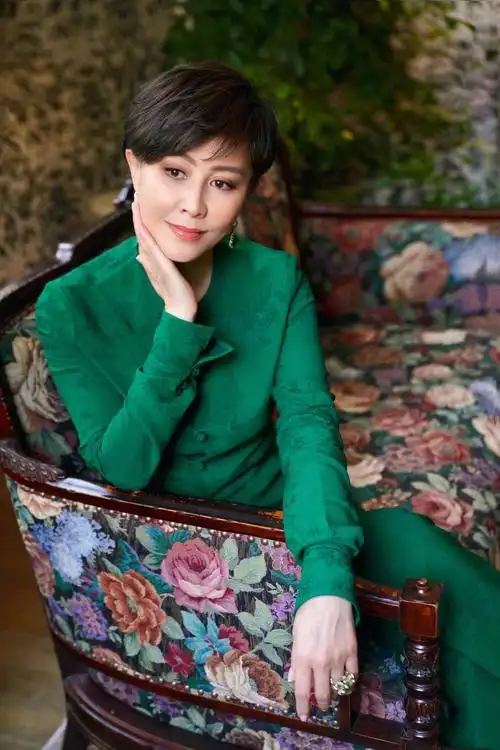 刘嘉玲现身时尚展,红绿鸵鸟毛印花裙难驾驭,戴6000元耳环好低调