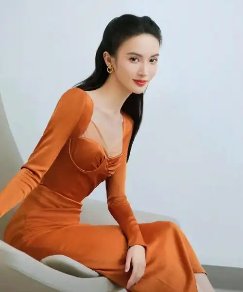 在最近的一次公开活动中,金晨身着一条复古长裙,展现出了她优雅,自信