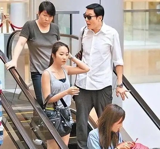 而今梁家辉和江嘉年结婚36年,依然甜蜜恩爱,女儿也已经长大成人,变得