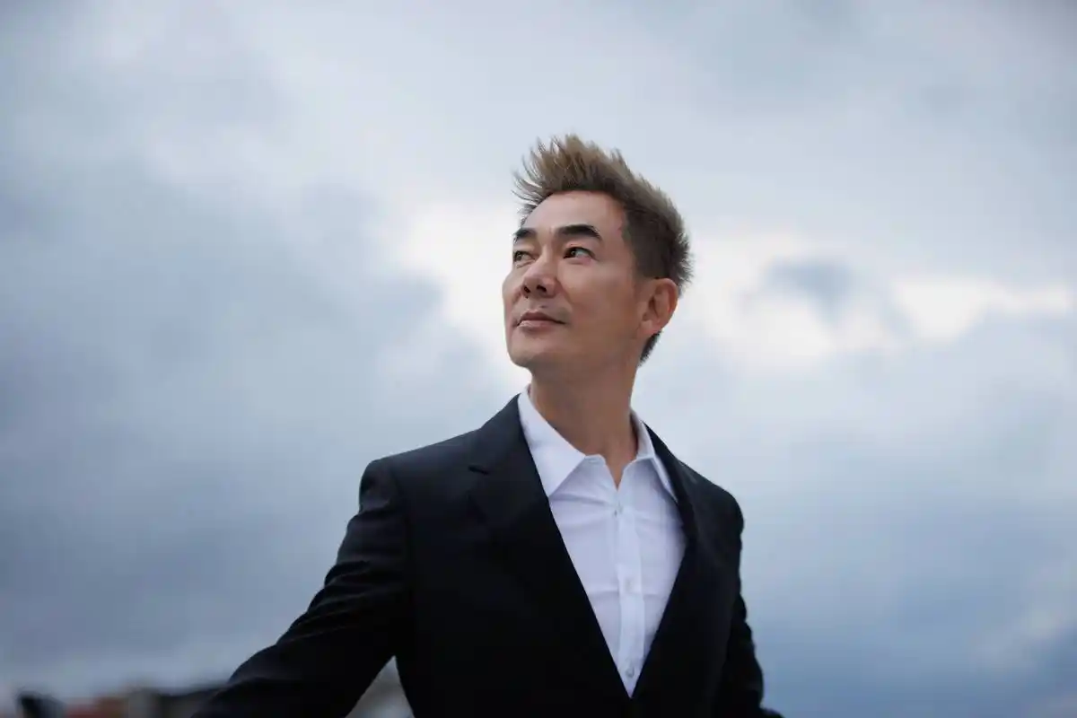 任贤齐助力辽宁卫视春晚:小品与音乐的完美融合