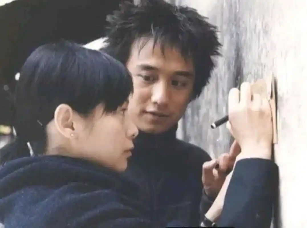 "刘若英听完后祝福他.黄磊感到失落,挂断电话后和孙莉在一起了.