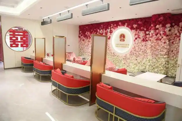 共建幸福家庭舒适的等候区映入眼帘的是喜庆的装饰走进婚姻登记大厅给