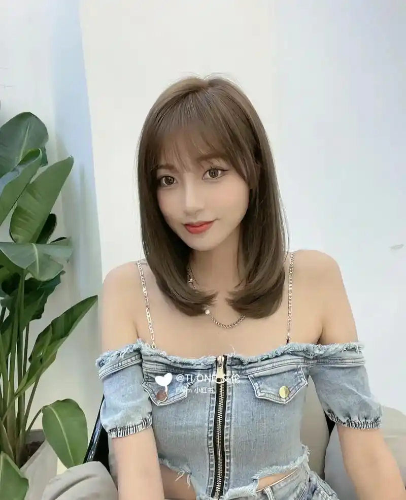 方脸圆脸,大饼脸都适合的减龄发型,五一出游拍照,怎么拍都好看的发型