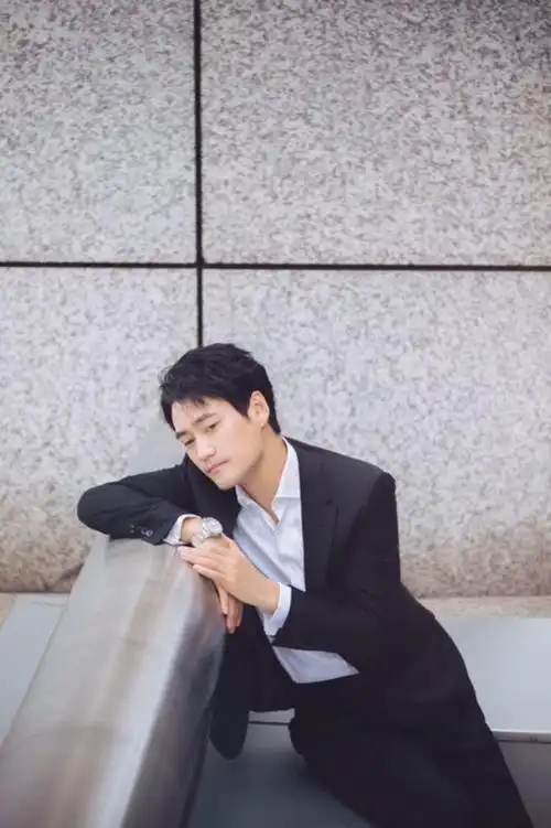 一身白衬衣,黑西装的袁弘帅气挺拔,考究的西装剪裁突显了身材线条的