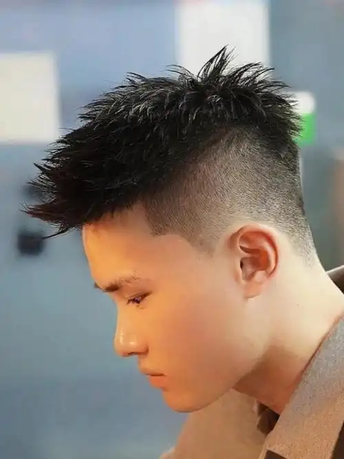 年轻男生发型攻略:周边铲短,头顶造型烫,展现真帅气