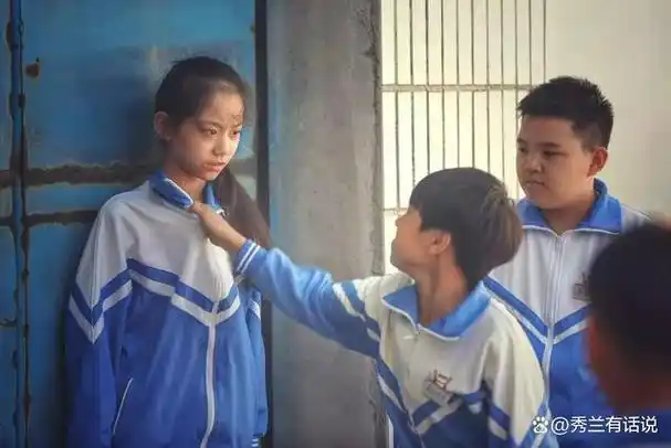 震惊孝义15岁女孩被11人围殴霸凌画面遭流出烟头烫手撕衣服