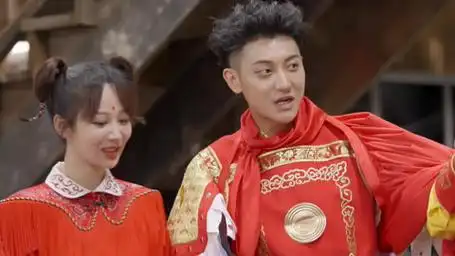 萌探爆笑名场面:杨紫黄子韬给孙红雷摸骨 韬韬沉醉于自己的美唇