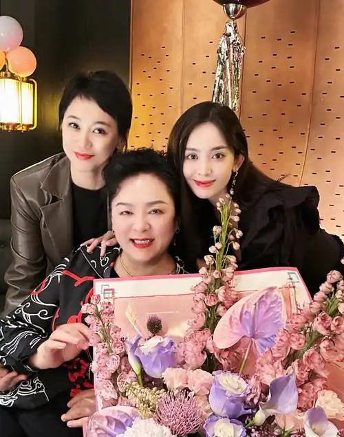 照片中,有一张是古力娜扎与姐姐同妈妈的合影,只见她妈妈身穿一件黑色