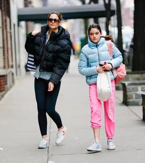 凯蒂-霍尔姆斯黑色羽绒服 牛仔衬衫 veja运动鞋简约休闲.