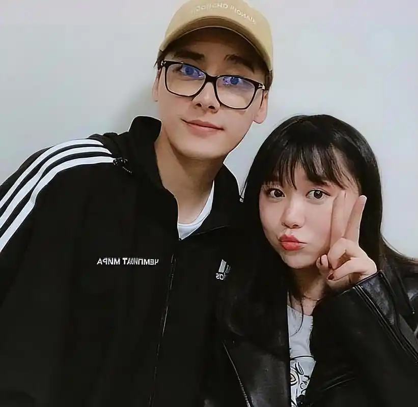 36岁李易峰近况曝光,搂抱美女疑有新恋情,女方高调表白疑官宣