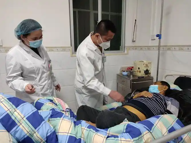 吴海飞全科医师值夜班带领护士进行查房.