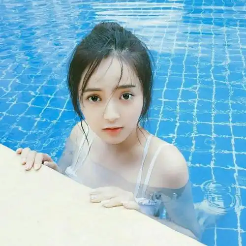 泳池娇妹_好看的女生头像图片_扣扣居