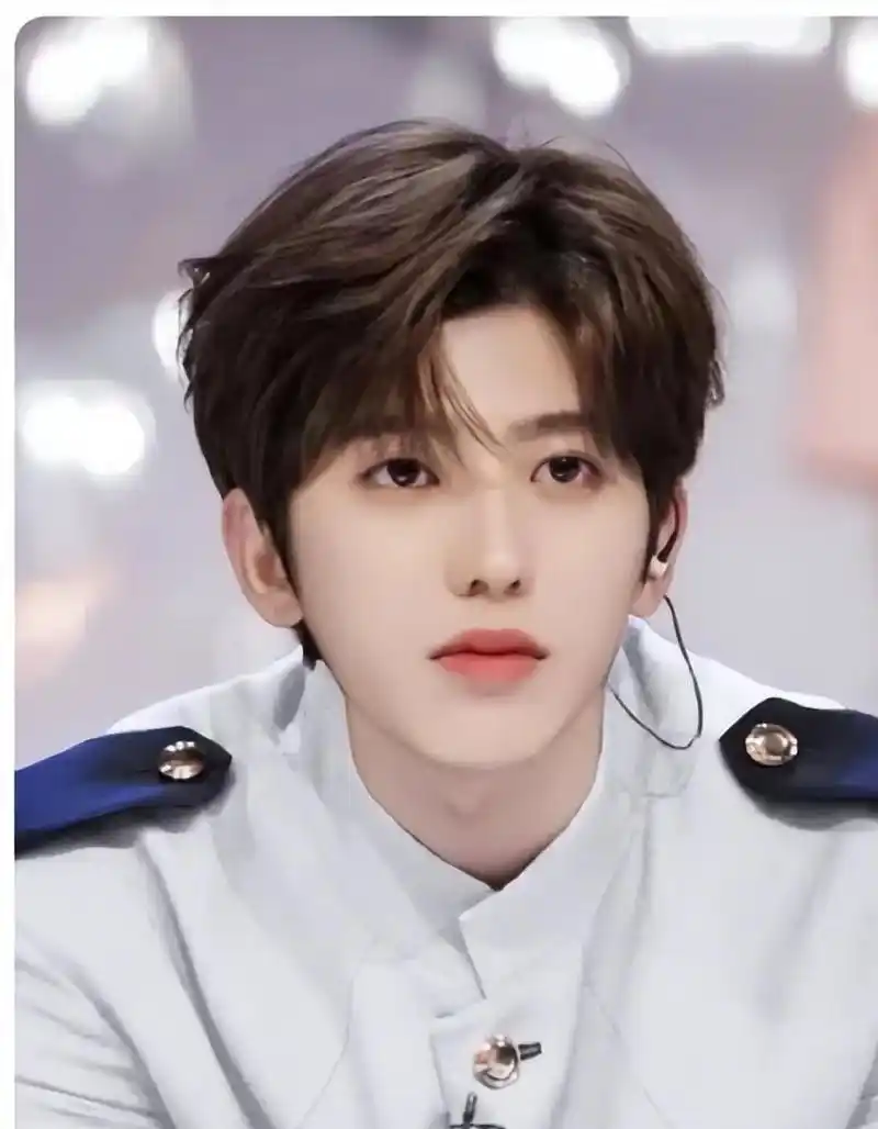 蔡徐坤复出,杨颖深陷泥沼 蔡徐坤工作室重新开业,高调复出,虽然有球迷