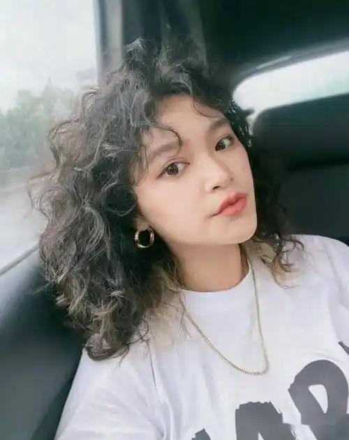 中长发的小姐姐们,如果也想换发型的话,不如看看今年流行的这款复古