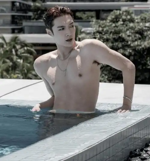 张艺兴晒游泳照,大秀腹肌却被批油腻,不敢素颜啥情况_形象