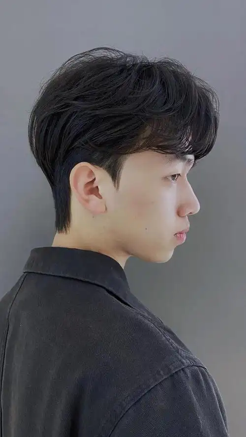 一种是两侧推短,一种是男士碎发,如果这两种发型进行pk的话,你更喜欢