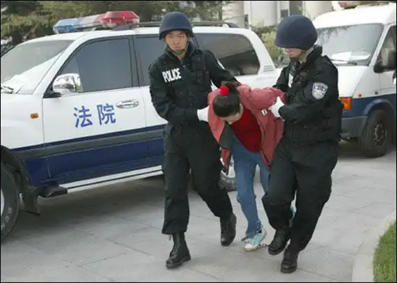 实拍:机枪开路 中国执行死刑的情景(组图)