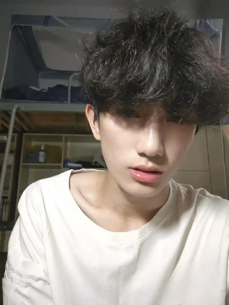 一学期里稍微看得过去的照片  #自拍  #男大学生  - 抖音