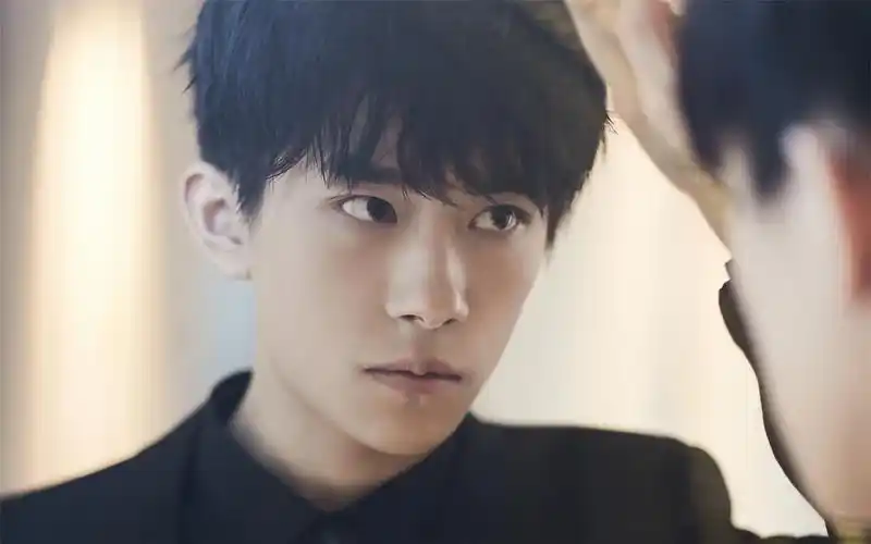 易烊千玺黑色西装内敛帅气图片桌面壁纸