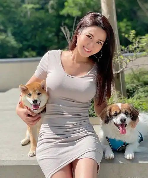 轻熟美女的生活照,每一款穿搭,都展现了自己的时尚好身材_样子_都会