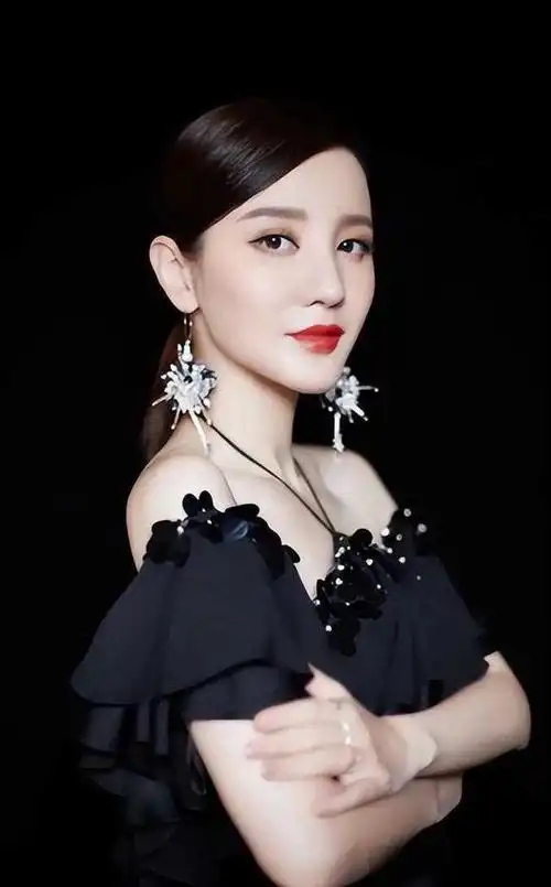 张萌一家3口游迪士尼,被富豪老公搂着不耐烦,5岁女儿腿好长