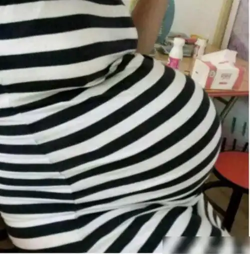 看出来肚子是往外延伸的,并没有像平时的孕妇一样是鼓起来的