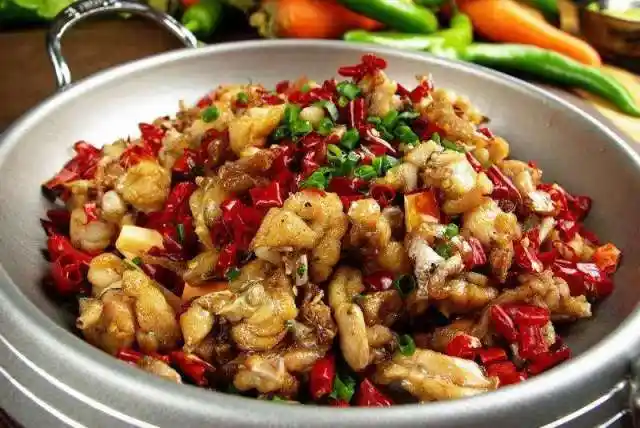 在万载,作为重油重辣系的湘菜,四川人辣不怕,湖南人怕不辣".正如一