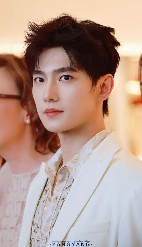 也希望杨洋能够不断前行,在未来的星河中闪耀,成为时尚界更闪亮的星.