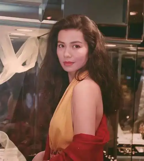 一个细节都需要被照顾到港风穿搭强调的是整体营造的氛围感那个年代1