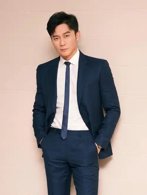 李晨:家住北京9亿四合院,座驾比马云的都贵,6任女友个个美艳-度小视