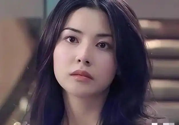 t恤起球满是褶皱,生活拮据惹争议|蒙嘉慧|邵美琪|梁咏琪|陈小春|女