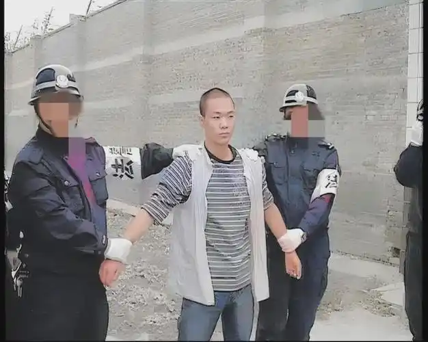 2008年李守建被押赴刑场执行枪决前的照片看起来非常的年轻