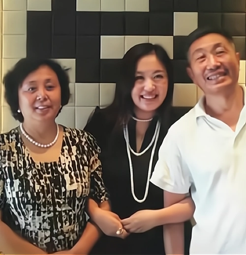 有一次情人节,杜源送给妻子四个轮胎,妻子:你怎么不送备胎?