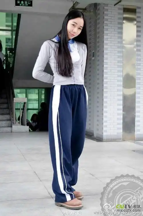 为何很多初,高中生都热衷于穿极其肥大的校服,并且酷爱把外套的拉链拉