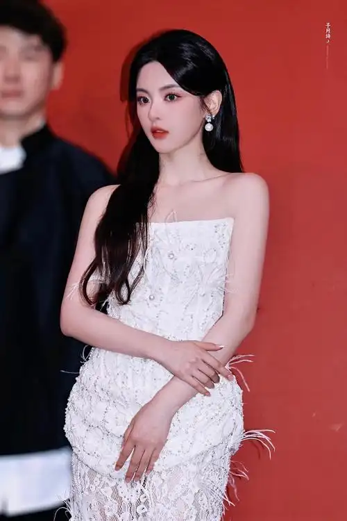 杨超越钉珠蕾丝裙##杨超越上海时装周