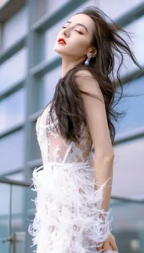 热巴的时尚造诣越来越深!"酒杯"身材搭配蕾丝羽毛裙,上天宠儿