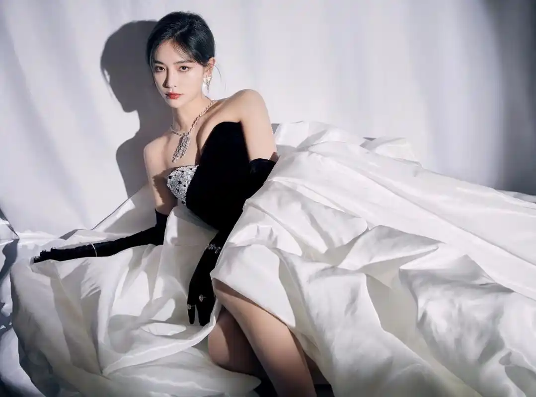 身材窈窕,性感妖娆的#许佳琪# 肤白貌美大长腿,美得让人爱慕不已.