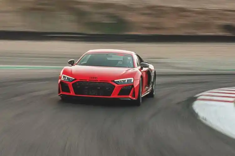 图赏奥迪r8下赛道 难逃停产