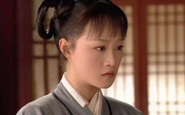 她就是历史上的浣碧,虽然嫁给了果郡王,但出嫁后的经历却很坎坷