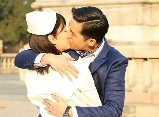 拍"吻戏"时,胡歌致两位女演员受伤,天王刘德华撞断张曼玉门牙_杨幂