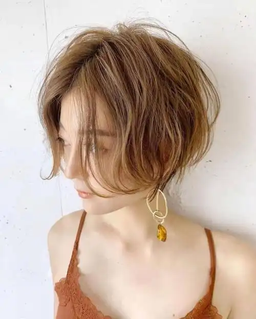 短发烫发发型图片女减龄2022(2022年最新发型女减龄)-1