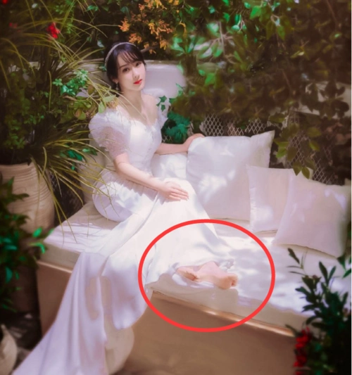 杨紫婚纱照为何只有半身照?摄影师无意拍到她的脚,瞬间恍然大悟