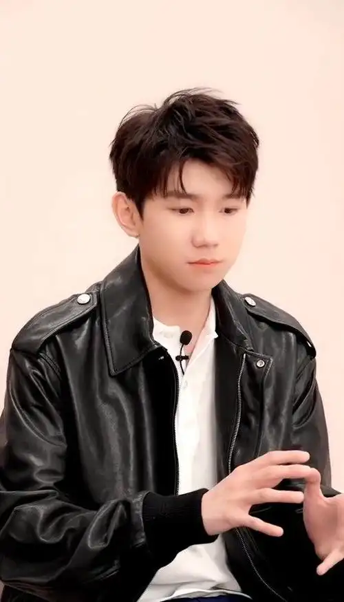 王源两部手机怕手滑点赞##王源直播