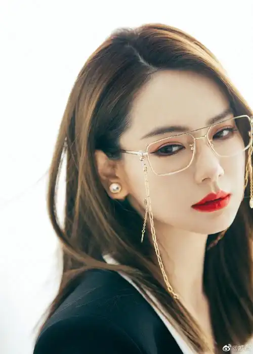 #戚薇带大侦探角色参加女子推理社##戚薇带6个侦探加入女推团#