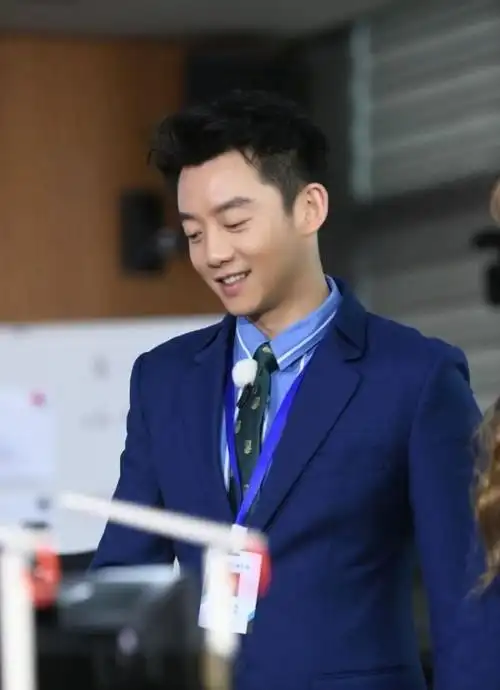 跑男曝宣传片郑恺无私传授撕名牌经验新手姿态不错