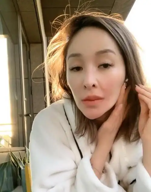 萧亚轩素颜展示脸部伤疤自信勇敢状态回春放飞黄皓演唱新歌