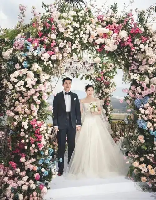 玄彬孙艺珍婚礼高清图来了牵手甜笑太养眼现身机场去度蜜月