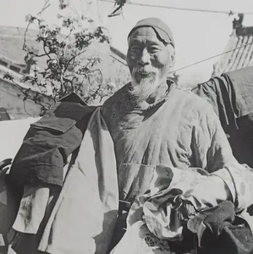 老照片:直击1940年代斗地主分田地,贫苦农民喜笑颜开清点浮财