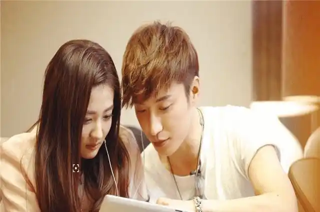 其实小编觉得徐璐的演技跟baby比的话那还是可以的,如果换成baby靳东