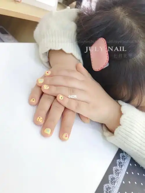 三岁小朋友第一次做美甲